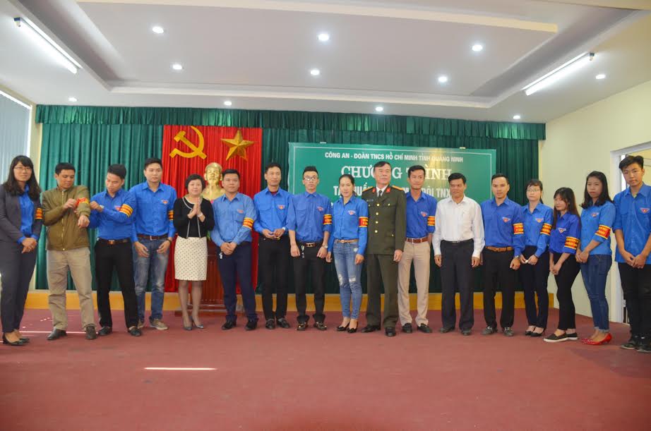 Web.ĐTN: Ngày (9.12) tại phường Quang Hanh, TP Cẩm Phả, BTV Tỉnh Đoàn phối hợp với Công an tỉnh tổ chức buổi tập huấn và ra mắt Đội thanh niên xung kích phòng chống tội phạm và tệ nạn xã hội (Gọi tắt là Đội TNXK) trong thanh thiếu niên năm 2016. 