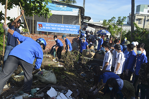 Chiến sỹ tình nguyện tham gia dọn vệ sinh môi trường