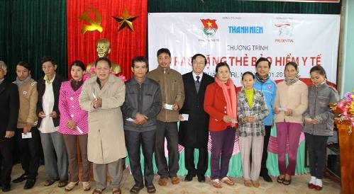 BTC trao thẻ Bảo hiểm y tế cho 200 người dân có hoàn cảnh khó khăn trên địa bàn 02 huyện Gio Linh và Vĩnh Linh                                                 
