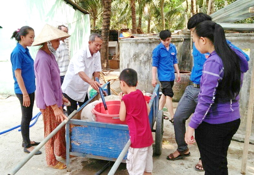 ĐVTN giúp nhân dân vận chuyển nước ngọt phục vụ sinh hoạt