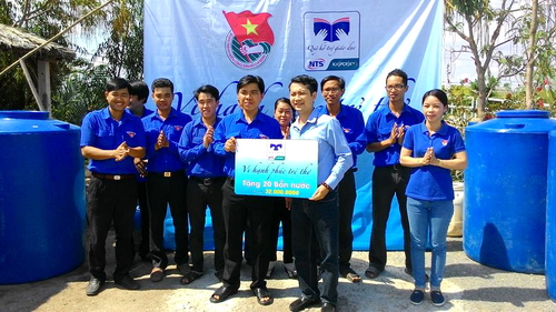 Tặng 20 bồn chứa nước cho Đội thanh niên tình nguyện vận chuyển nước huyện Tân Phú Đông