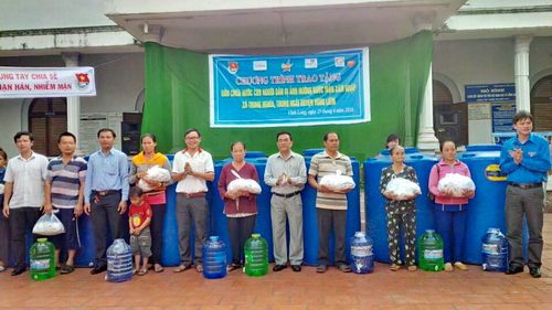 Trao tặng bồn chứa nước, bột xử lý nước và các thùng nước lọc sinh hoạt cho người dân
