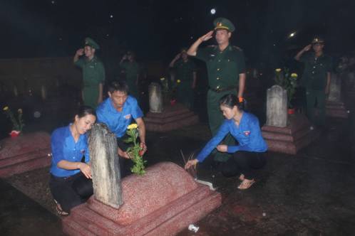 ĐVTN thắp hương phần mộ các anh hùng liệt sĩ