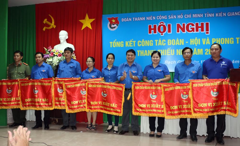 Đồng chí Lê Trung Hồ - Bí thư Tỉnh đoàn, trao cờ của Ban Chấp hành Tỉnh đoàn cho 8 tập thể đạt thành tích hoàn thành xuất sắc nhiệm vụ công tác Đoàn và phong trào thanh thiếu nhi năm 2016.
