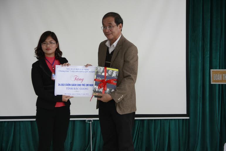 Lãnh đạo Nhà Xuất bản Kim Đồng trao tặng sách cho trẻ em nghèo tỉnh Bắc Giang