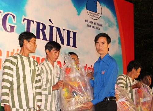 Lương Văn Pho – Phó Bí thư Tỉnh Đoàn, Phó Chủ tịch Hội LHTN Việt Nam tỉnh Bạc Liêu đang trao quà tết cho các phạm nhân chấp hành án tốt