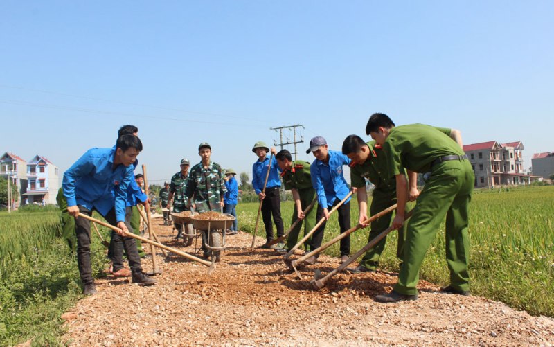 Đoàn viên thanh niên huyện Lạng Giang tu sửa đường giao thông đoạn thôn Ngoẹn đi thôn Giữa, xã Tiên Lục. Ảnh: Tuyết Mai.​​​​​​​