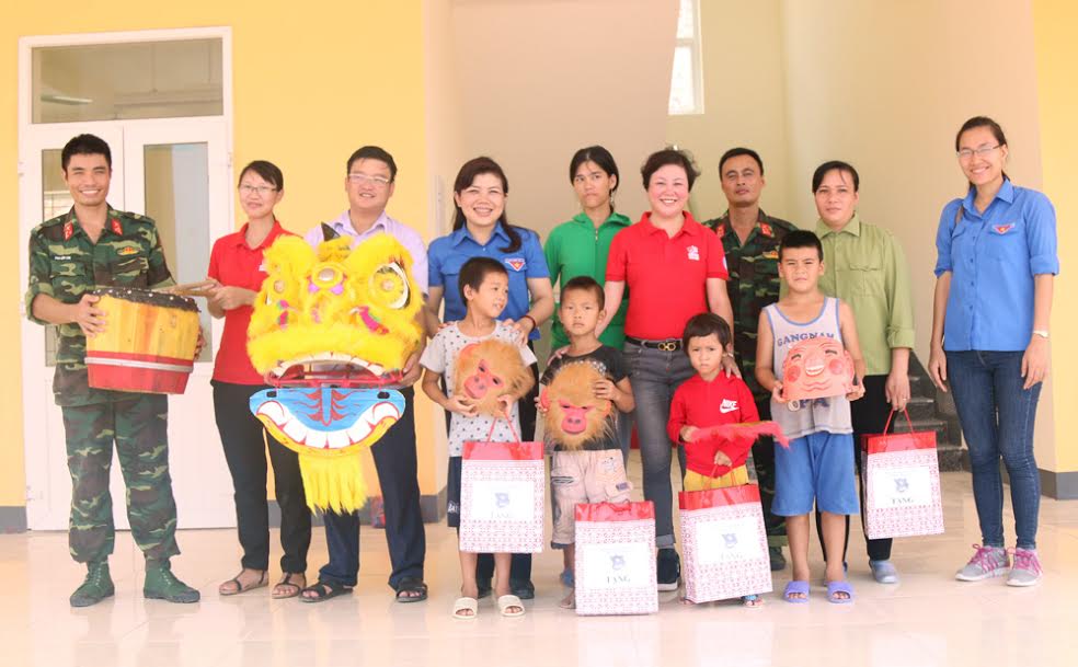 Ban Thường vụ Tỉnh đoàn Quảng Ninh trao quà Tết Trung thu cho trẻ em nghèo tại đảo Trần (huyện Cô Tô)