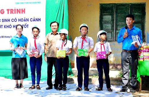 Hình: Ban Tổ chức trao quà cho các em học sinh có hoàn cảnh khó khăn ở huyện Tuy An