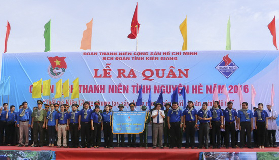 Phó chủ tịch UBND tỉnh Mai Văn Huỳnh và Bí thư Tỉnh đoàn Lê Hồng Thắm trao khăn, hoa và cờ truyền thống cho Ban Chỉ huy chiến dịch cấp tỉnh.