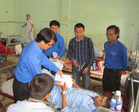 Các đồng chí Thường trực Tỉnh Đoàn thăm và hỗ trợ cho các nạn nhân bị thương trong cơn lốc xoáy tại Bệnh viện Đa khoa Quảng Trạch