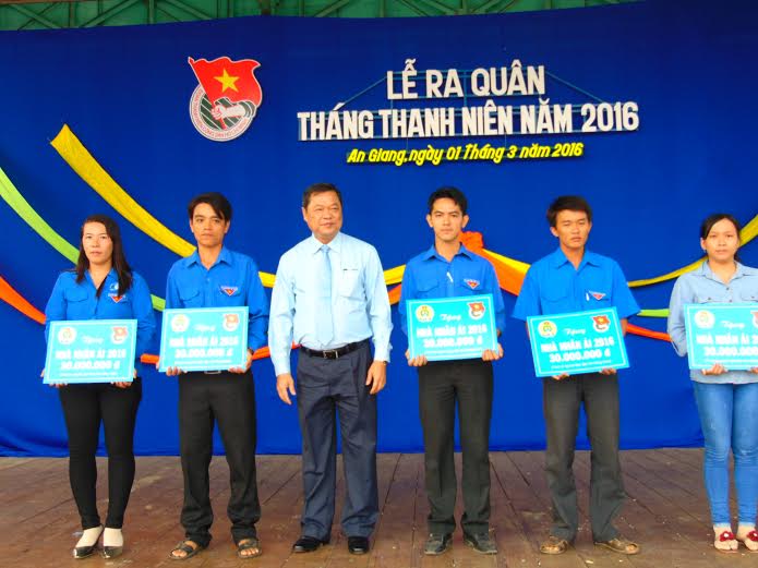 Đại diện lãnh đạo tỉnh An Giang trao tặng Nhà nhân ái cho ĐVTN khó khăn tại Lễ phát động ra quân Tháng Thanh niên năm 2016.