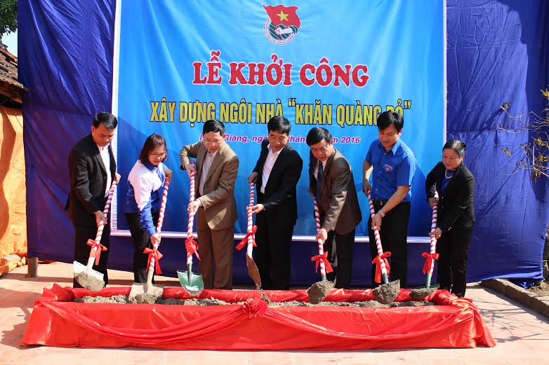 Các đại biểu tham dự Lễ khởi công xây dựng ngôi nhà “Khăn quàng đỏ” cho gia đình học sinh có hoàn cảnh khó khăn tại xã Xương Lâm.