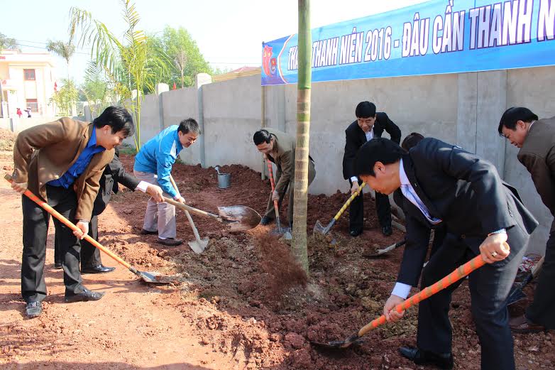 Các đại biểu tham gia trồng cây xanh tại sân vận động xã Tân Hưng, huyện Lạng Giang.