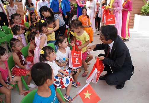 Tổng Giám đốc Tập đoàn Canon Việt Nam tặng quà cho các bé