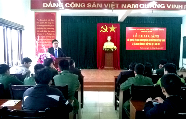Đ/c Hoàng Bá Nam, Ủy viên BTV Trung ương Đoàn, Bí thư Tỉnh Đoàn phát biểu chỉ đạo tại lớp khai mạc.