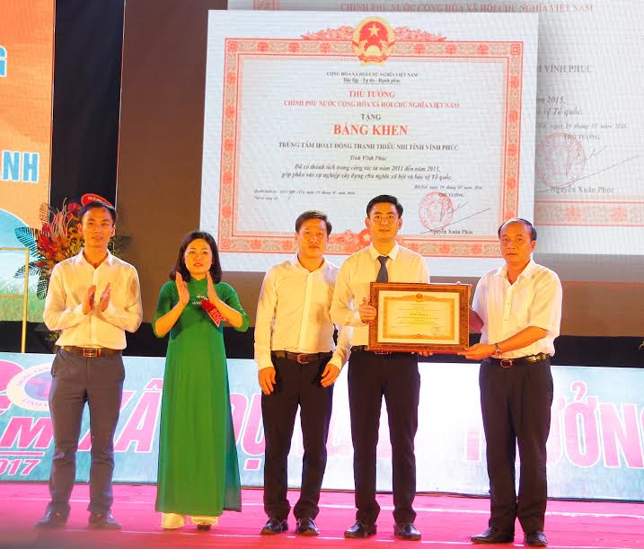  Đ/c Nguyễn Văn Trì- Phó Bí thư Tỉnh ủy – Chủ tịch UBND tỉnh trao Bằng khen của Thủ tướng Chính phủ cho Trung tâm hoạt động thanh thiếu nhi tỉnh Vĩnh Phúc