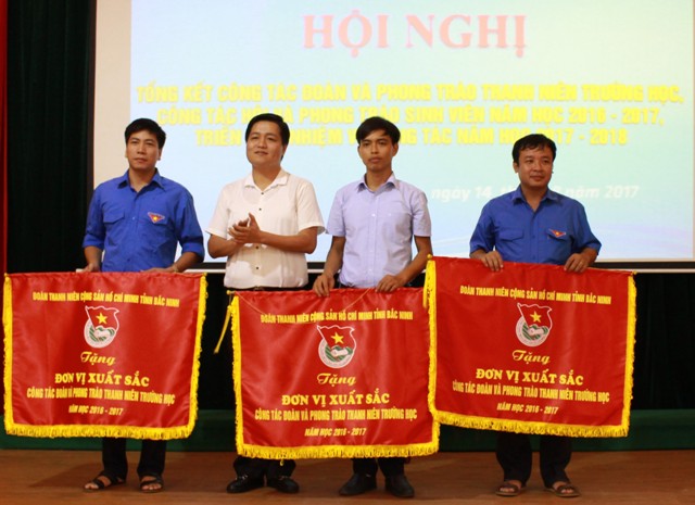 Đ/c Nguyễn Nhân Chinh – Bí thư Tỉnh Đoàn trao tặng cờ thi đua cho 3 tập thể có thành tích xuất sắc trong trong công tác Đoàn và phong trào thanh niên trường học, năm học 2016 – 2017