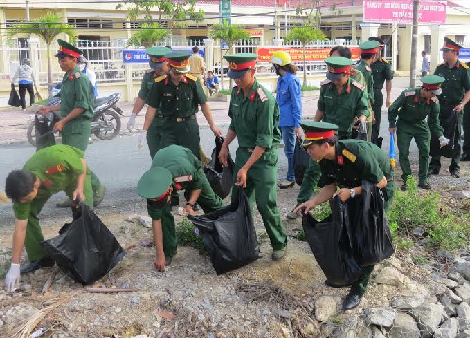 ĐVTN Khối lực lượng vũ trang tham gia thu gom rác thải trên các tuyến đường