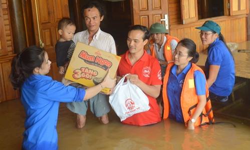 Đoàn khối Doanh nghiệp tỉnh trao quà giúp đỡ nhân dân xã Hà Linh, huyện Hương Khê