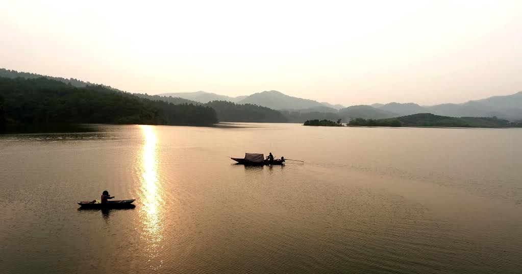 Cảnh đẹp trên hồ Khuôn Thần (Lục Ngạn) xuất hiện trong video.