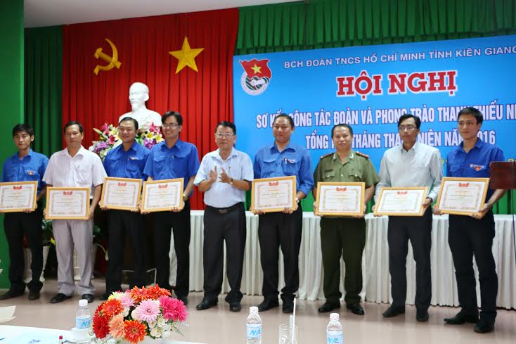 Đồng chí Trần Văn Liệt – Phó Ban Dân vận Tỉnh ủy tặng bằng khen của Ban Chấp hành Tỉnh đoàn cho các tập thể đạt thành tích xuất sắc thực hiện Tháng Thanh niên năm 2016