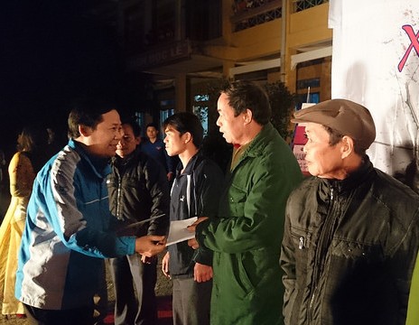 Đồng chí Nguyễn Phi Long, Bí thư Trung ương Đoàn, Chủ tịch Hội LHTN Việt Nam tặng quà cho gi