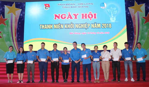  Đồng chí Thân Trung Kiên – Phó Bí thư Tỉnh đoàn trao thưởng cho các đơn vị đạt giải tại Ngày hội thanh niên khởi nghiệp năm 2018. 