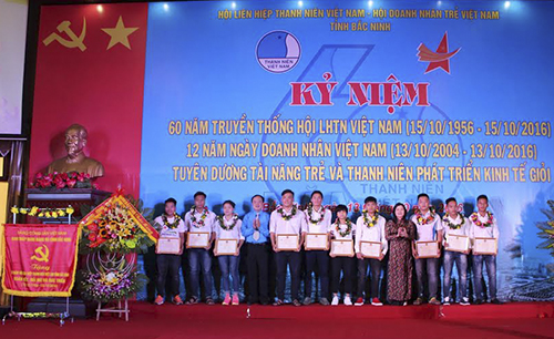  Đ/c Lò Quang Tú - Ủy viên BTV, Phó Chủ tịch Hội LHTN Việt Nam, Đ/c Nguyễn Thị Hà - Phó Bí thư Tỉnh ủy trao Bằng Công nhận cho các tài năng trẻ năm 2016 của tỉnh.