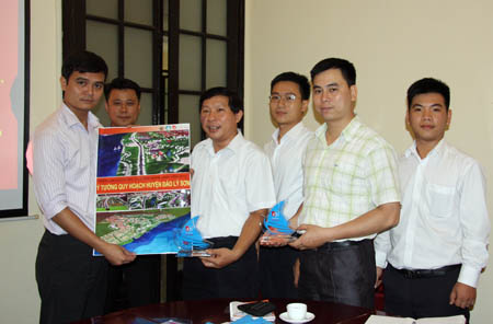 Đ/c Bùi Quang Huy, Trưởng Ban TNTH, Phó Chủ tịch Thường trực Hội SVVN trao tặng kỷ vật cho Bảo tàng tuổi trẻ tại buổi lễn