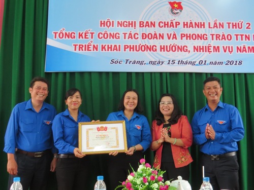 Đồng chí Hồ Thị Cẩm Đào - Trưởng Ban Dân vận Tỉnh ủy trao bằng khen của Trung ương Đoàn cho Tỉnh đoàn