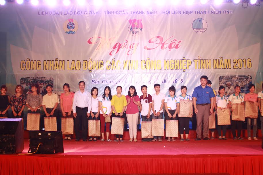 Các đại biểu Tổng Liên đoàn Lao động Việt Nam, Tỉnh đoàn, Liên đoàn Lao động tỉnh Bắc Giang trao quà cho thanh niên công nhân có hoàn cảnh khó khăn.