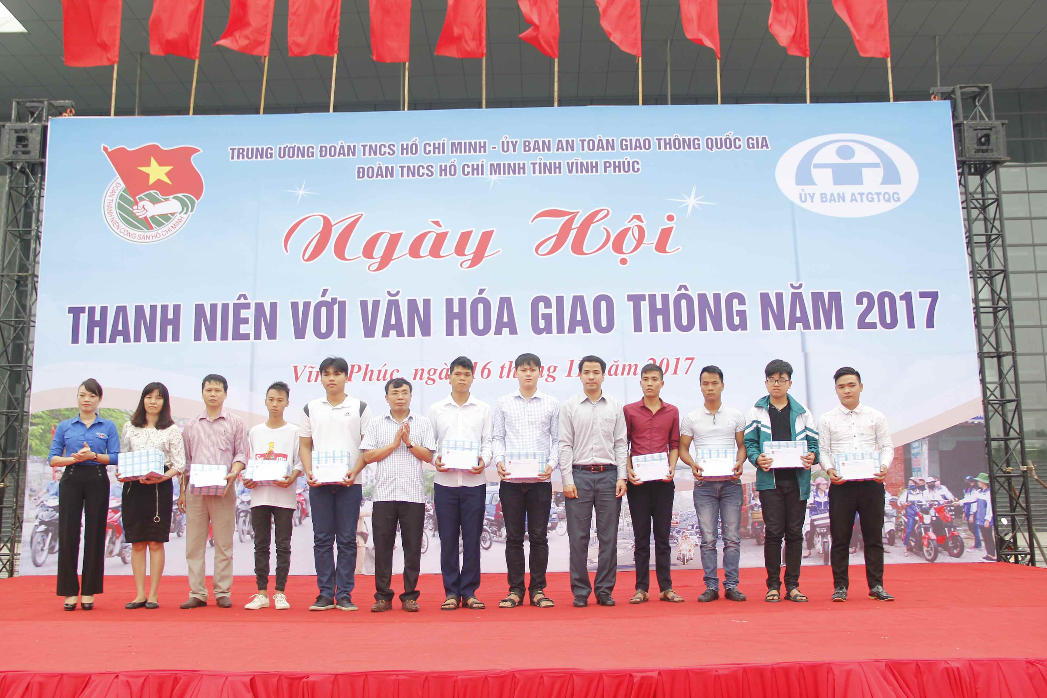 Đ/c Nguyễn Bá Huy, Ủy viên BTV, Trưởng Ban Dân vận Tỉnh ủy cùng đại diện lãnh đạo Trung ương Đoàn TNCS Hồ Chí Minh và Tỉnh đoàn trao quà cho các gia đình có nạn nhân bị tai nạn giao thông. 