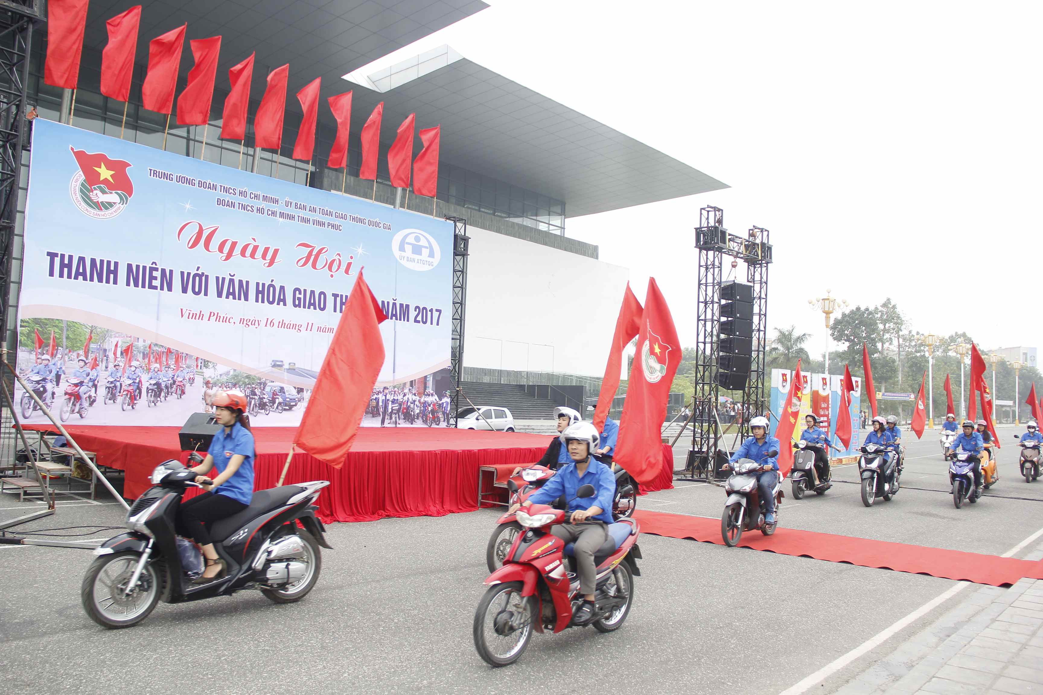 Đông đảo đoàn viên, thanh niên tham gia diễu hành an toàn giao thông 