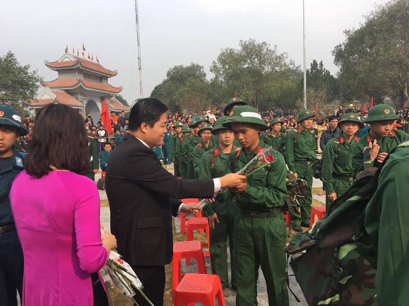 /c Nguyễn Nhân Chinh – Bí thư Tỉnh Đoàn, tặng hoa động viên tân binh lên đường nhập ngũ huyện Tiên Du.