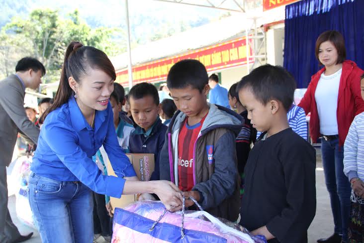 Đ/c Đỗ Thị Thanh Hương – Bí thư Tỉnh Đoàn tặng quà cho các em học sinh có thành tích cao trong học tập.