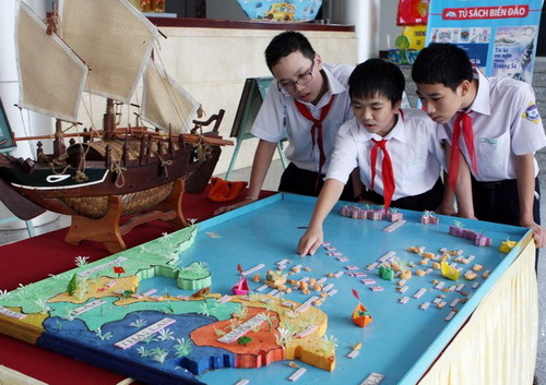 Học sinh tìm hiểu về biển đảo Việt Nam
