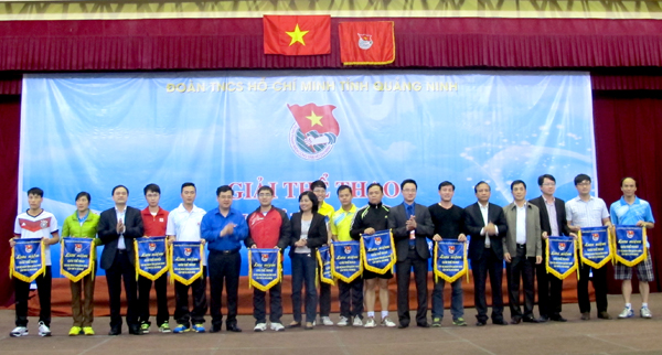 Đ/c Hoàng Bá Nam, Ủy viên BTV Trung ương Đoàn, Bí thư Tỉnh Đoàn cùng các đại biểu trao cờ lưu niệm cho các đoàn tham gia giải.
