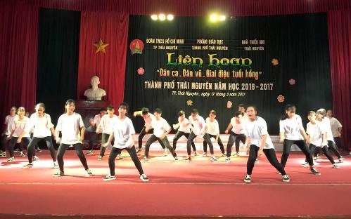 Tiết mục nhảy dân vũ của trường THCS Nha trang, Thành phố Thái Nguyên.