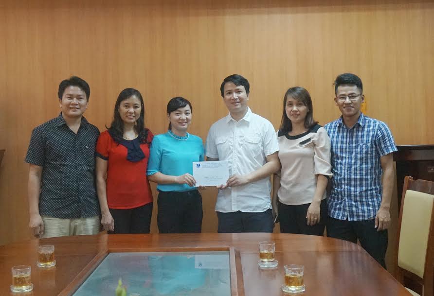Đồng chí Lê Minh Hải – Phó Bí thư Tỉnh đoàn trao giải Nhất đợt 1 Cuộc thi cho đồng chí Nguyễn Thị Thu Trang (Đoàn Các cơ quan tỉnh). 