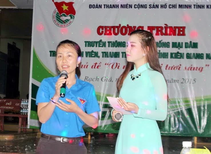 Bạn Lê Kim Nhanh - Phó Bí thư Đoàn phường Vĩnh Lạc (thành phố Rạch Giá) chia sẻ kinh nghiệm trong công tác vận động, cảm hóa thanh, thiếu niên chậm tiến.
