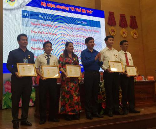 Đồng chí Nguyễn Long Hải, Bí thư Trung ương Đoàn, trao kỷ niệm chương Vì thế hệ trẻ ghi nhận sự đóng góp các cá nhân tiêu biểu của Quận Tây Hồ