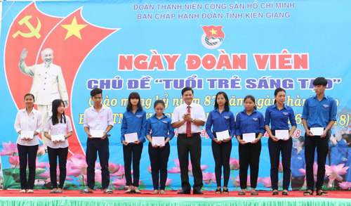 Ông Nguyễn Xuân Hoài, Phó Bí thư Thường trực Huyện ủy, Chủ tịch Hội đồng nhân dân huyện trao học bổng cho các em học sinh nghèo vượt khó học giỏi.
