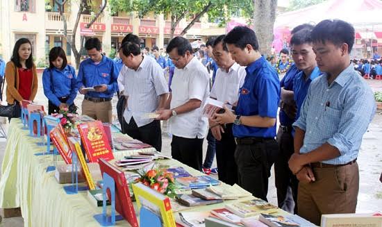 Các đại biểu tham quan khu trưng bày sách tại Ngày hội.