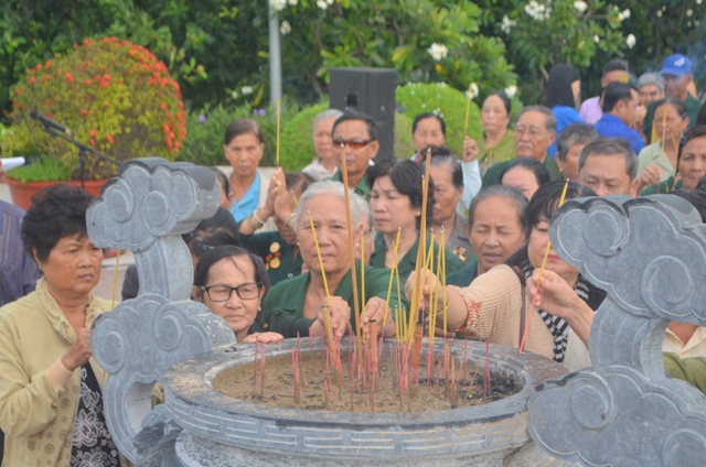  Các cô chú Cựu TNXP đang thắp hương tại Đài tưởng niệm các anh hùng liệt sĩ tỉnh Bạc Liêu