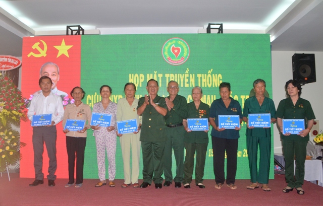 Đồng chí Bùi Thị Tuyết - Phó Chủ tịch UNMTTQVN tỉnh Bạc Liêu trao bảng tượng trưng cho Hội Cựu TNXP tỉnh 07 căn nhà Đại đoàn kết và 175 triệu đồng