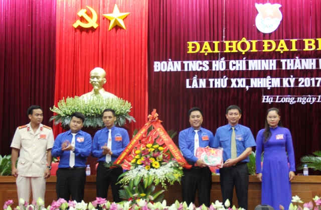 Bí thư Tỉnh đoàn QUảng Ninh Lê Hùng Sơn tặng hoa chúc mừng Đại hội Đại biểu Đoàn TN TP Hạ Long lần thứ XXI, nhiệm kỳ 2017-2022