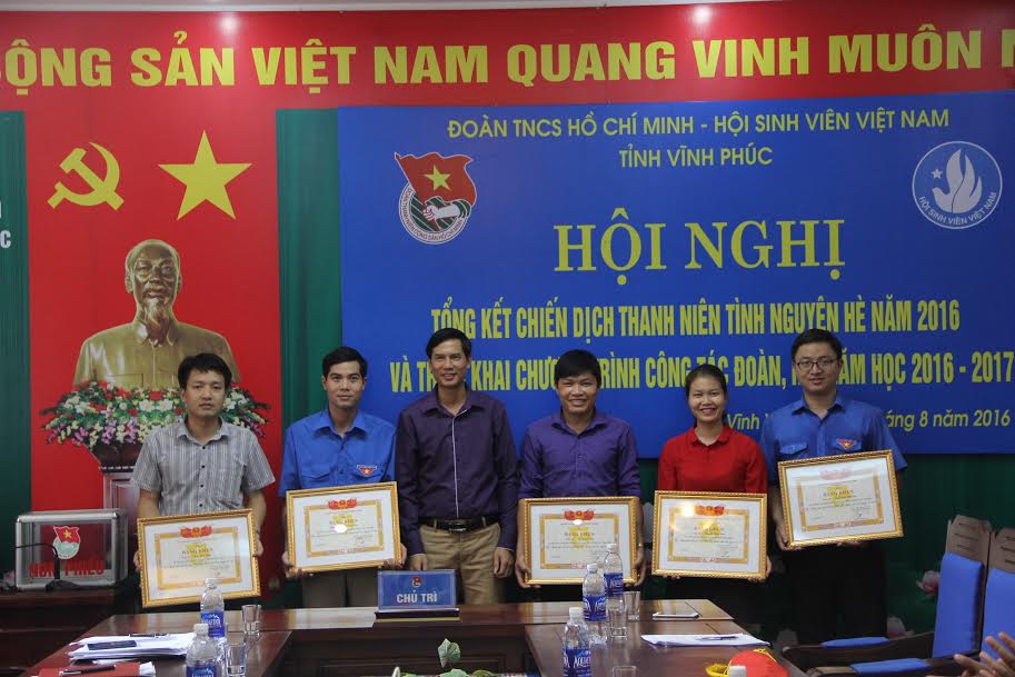 : Đồng chí Nguyễn Mạnh Tuấn – Phó bí thư Thường trực Tỉnh đoàn trao tặng bằng khen cho các đơn vị đã đạt thành tích suất sắc trong công tác đoàn và phong trào tình nguyện 2016.