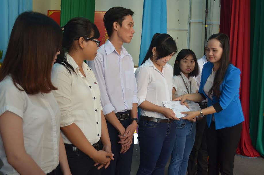 Bí thư Tỉnh Đoàn - Trương Hồng Trang trao học bổng cho các bạn sinh viên