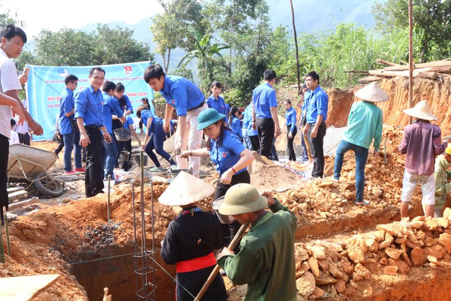 Đông đảo đoàn viên thanh niên cùng nhân dân tham gia giúp đỡ chị Triệu Thị năm đổ móng nhà